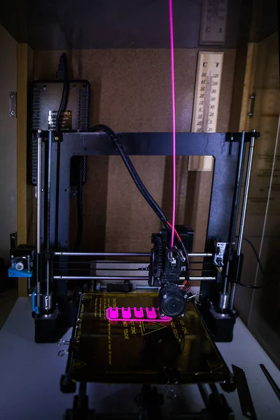 Manufacturing of a robotic hand in 3D printing for a disabled person.