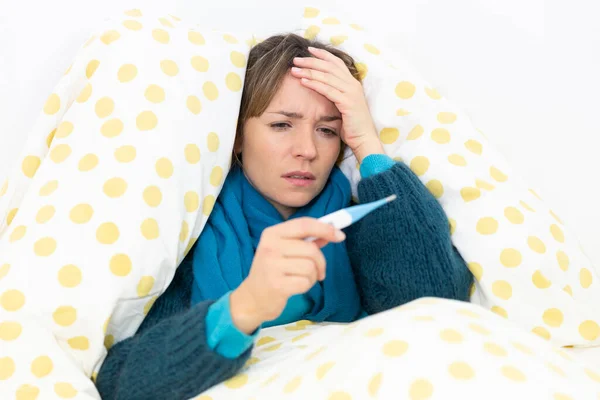 Young Woman Bed Suffering Flu Condition Thermometre — Fotografia de Stock