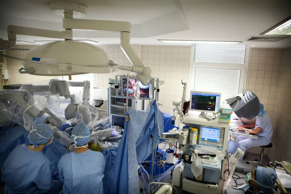 Surgeon Performing Prostatectomy Removal Prostate Using Robot Surgeon — Stockfoto
