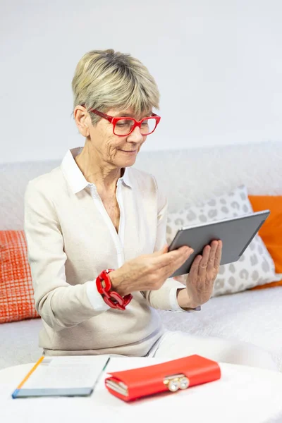 Elderly Woman Using Tablet — Stock Photo, Image