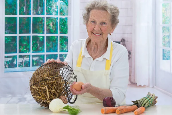 Senior Woman Cooking Smiling — Stockfoto