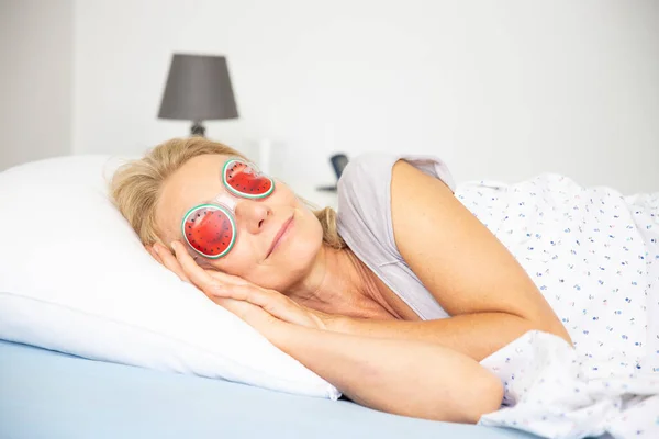 Mujer Con Una Máscara Para Dormir — Foto de Stock