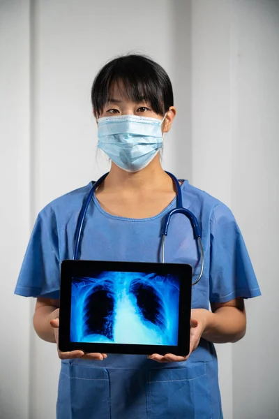 Female Doctor Holding Screen Ray Lungs — ストック写真