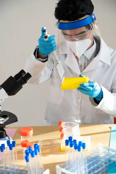 Laboratory Assistant Conducting Experiments Laboratory Research — Stockfoto