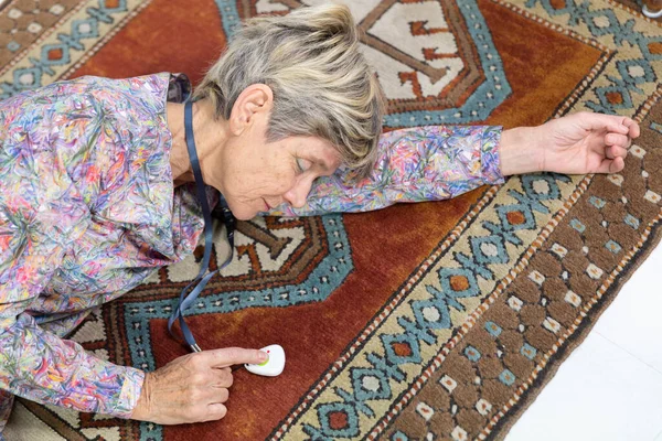 Woman Having Fallen Floor Using Her Medical Alert System Get — Stok fotoğraf