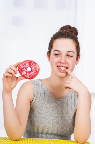 Teenager Holding Donut — Fotografia de Stock