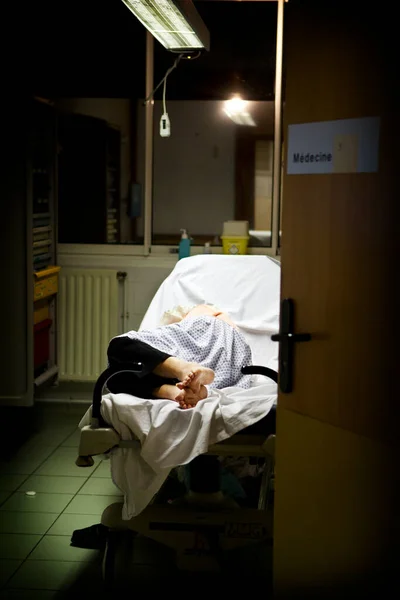 Пациент Ночном Ящике Скорой Помощи Госпитальном Центре Франции — стоковое фото