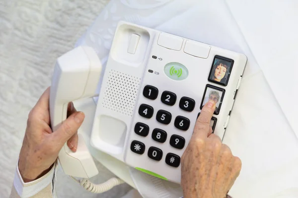 Пожилая Женщина Пользуется Телефоном Большими Кнопками Пожилых Людей — стоковое фото