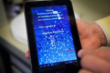 Monitoring of human metabolism with an implant equipped with 5 bio-sensors capable of detecting molecules such as glucose or cholesterol.