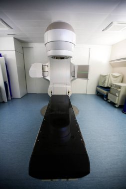 Device for radiotherapeutic treatment allowing stereotaxic radiotherapy and monitoring of the tumor during irradiation.