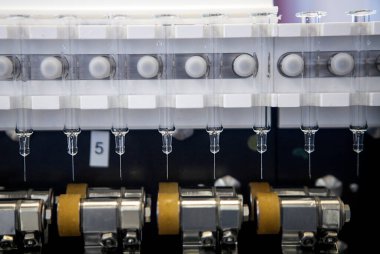 Pharmaceutical industry, automatic filling of injectable syringes (pre-filled syringes) in a sterile environment.