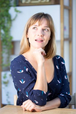 A young woman with a memory lapse.