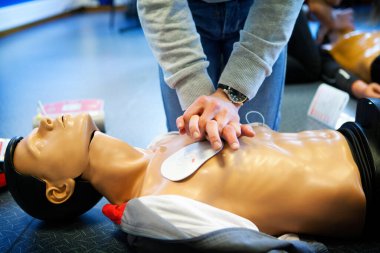 First aid training: cardiac massage with combined use of a defibrillator.
