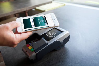 kadın onun smartphone ile ödeme.