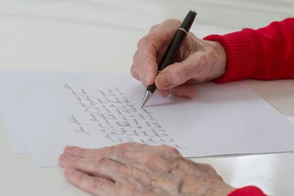 Ανώτερη Γυναίκα Που Γράφει Λευκό Σεντόνι — Φωτογραφία Αρχείου