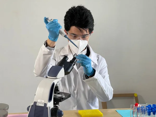 Laboratory Technician Carrying Out Experiments Different Types Viruses Bacteria — Stock Photo, Image