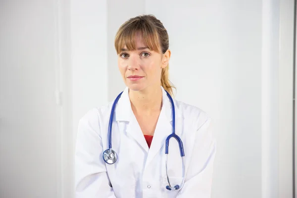 Female Doctor Her White Coat Talking Patient — Foto de Stock