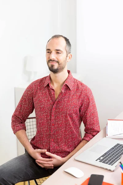 Man His Desk Meditating — ストック写真