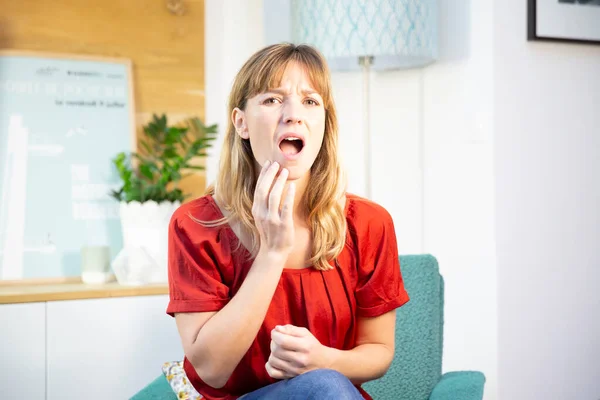 Eine Frau Mit Zahnschmerzen — Stockfoto