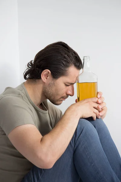 Homme Avec Une Bouteille Alcool — Stok fotoğraf