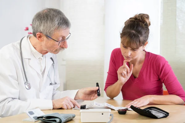 Diabetologist Teaching Diabetic Woman Use Tools Treat Her Diabetes — Stok fotoğraf