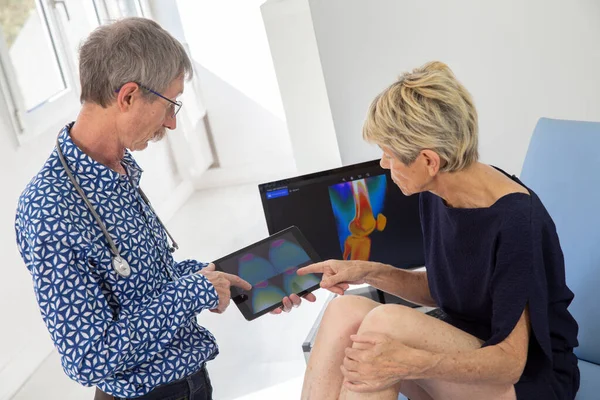 Woman Consulting Doctor Pain Her Knee — ストック写真