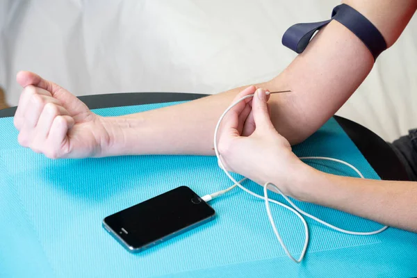 Close Woman Arm Giving Herself Injection Smartphone — Stockfoto