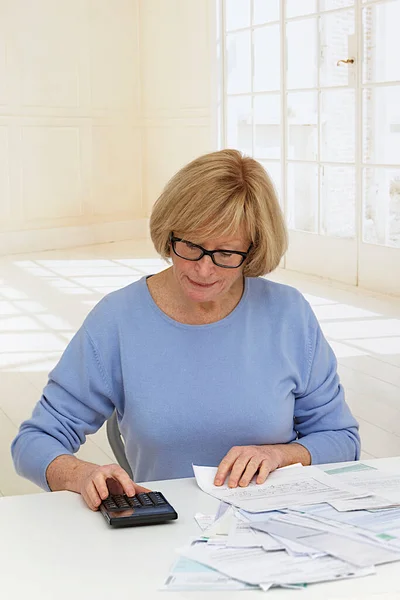 Senior Woman Doing Paperwork — Stock fotografie