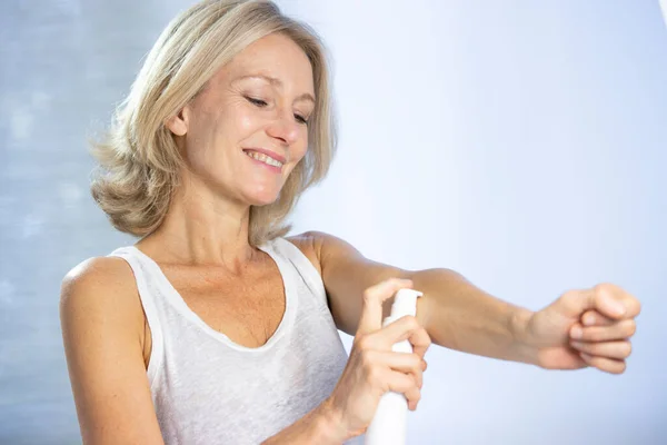 Menopausal Woman Using Hrt — Stock Photo, Image