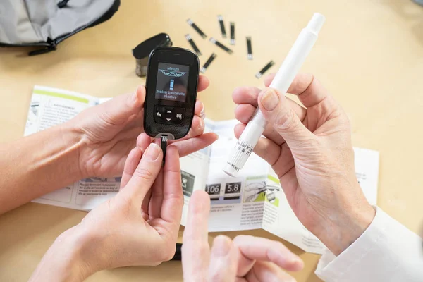 Close Woman Hands Doctor Hands Explaining How Measure Her Blood — Stockfoto