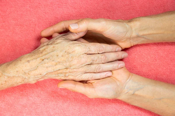 Μια Ηλικιωμένη Γυναίκα Και Νέες Γυναίκες Χέρια — Φωτογραφία Αρχείου