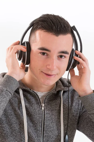 Joven Escuchando Música Con Auriculares —  Fotos de Stock