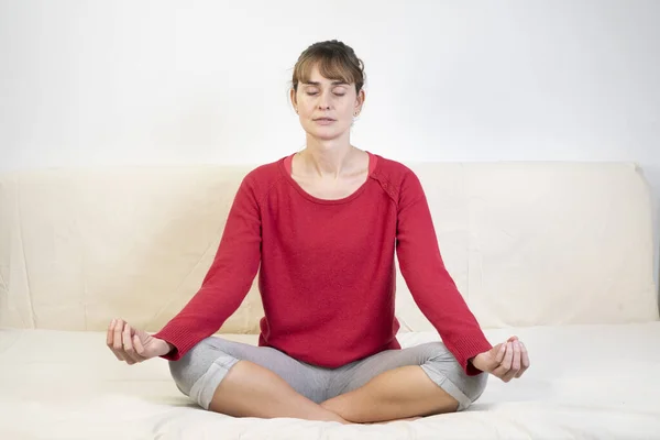 Woman Sitting Facing Front Meditation Session — Stockfoto