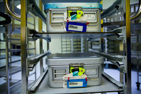 В отделении стерилизации хирургических инструментов каждый инструмент имеет контрольный лист.