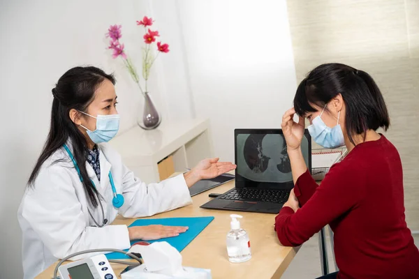 Doctor Announcing Unfavorable Diagnosis His Patient — Stock Photo, Image