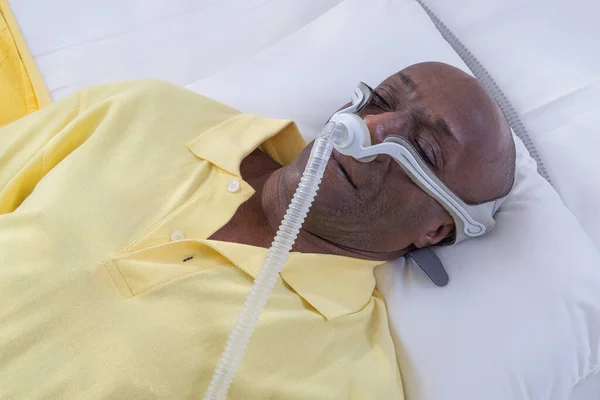 Man Wearing Cpap Continuous Positive Airway Pressure Mask Treat Sleep — ストック写真