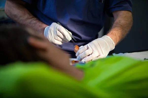 Mountain Doctor Stitches Patient Open Dislocation Thumb Ski Fall — Foto de Stock