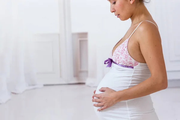 Měsíců Těhotná Žena — Stock fotografie