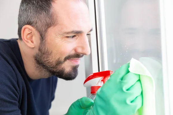 Man Cleaning Window — Zdjęcie stockowe