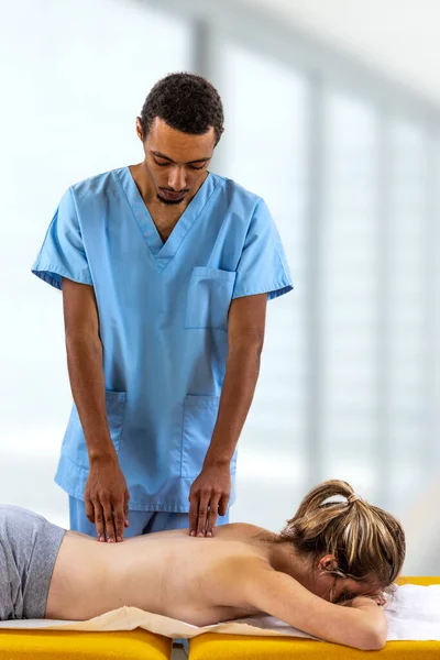 Close Van Fysiotherapeut Die Jonge Vrouw Manipuleert Meisje Leggen Spa — Stockfoto