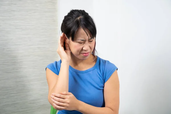 Asian Woman Having Earache — Stockfoto