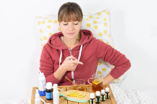 Young Woman Bed Hesitating Industrial Medecine Natural Remedies — Stock fotografie
