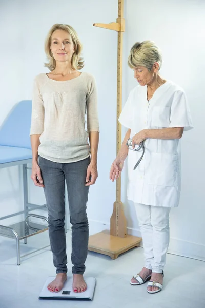 Woman Being Weighed Doctor — Stockfoto