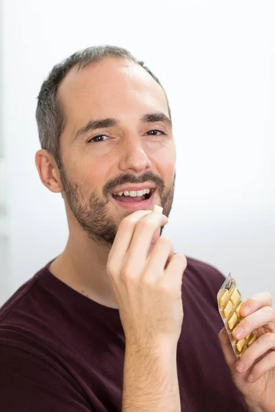 Man Taking Nicotine Chewing Gum — Stok fotoğraf