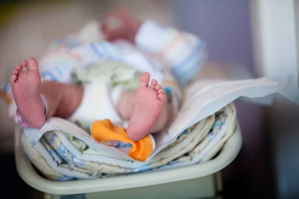 Level Neonatal Ward Hospital Weighing Premature Baby — Stockfoto