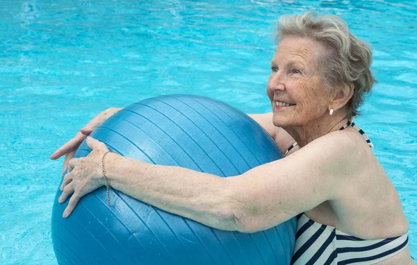 Senioren Vrouw Zwembad — Stockfoto