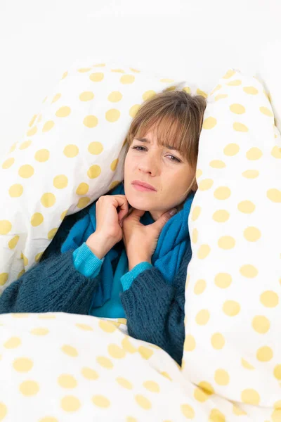 Young Woman Bed Suffering Flu Condition — Fotografia de Stock