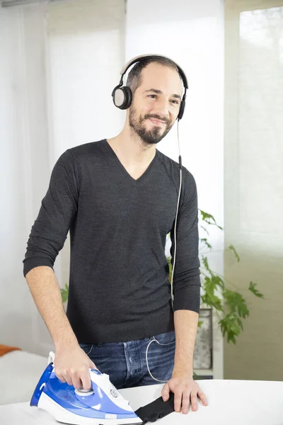 Man Ironing While Listening Music Smiling —  Fotos de Stock