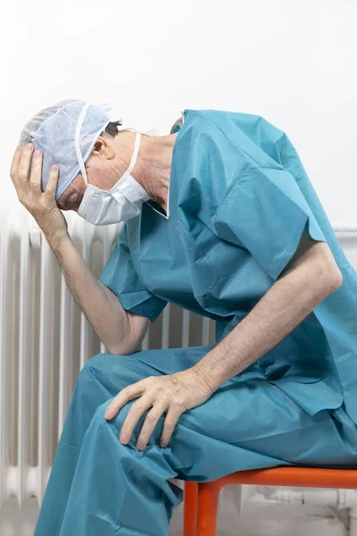 Хирург Измученный Своей Работой — стоковое фото