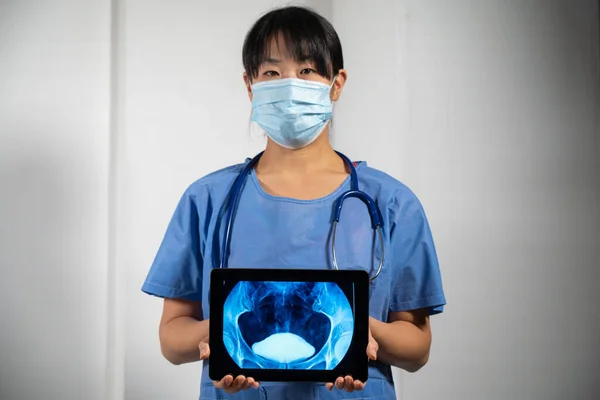 Female Doctor Holding Screen Bladder Ray — Stok Foto